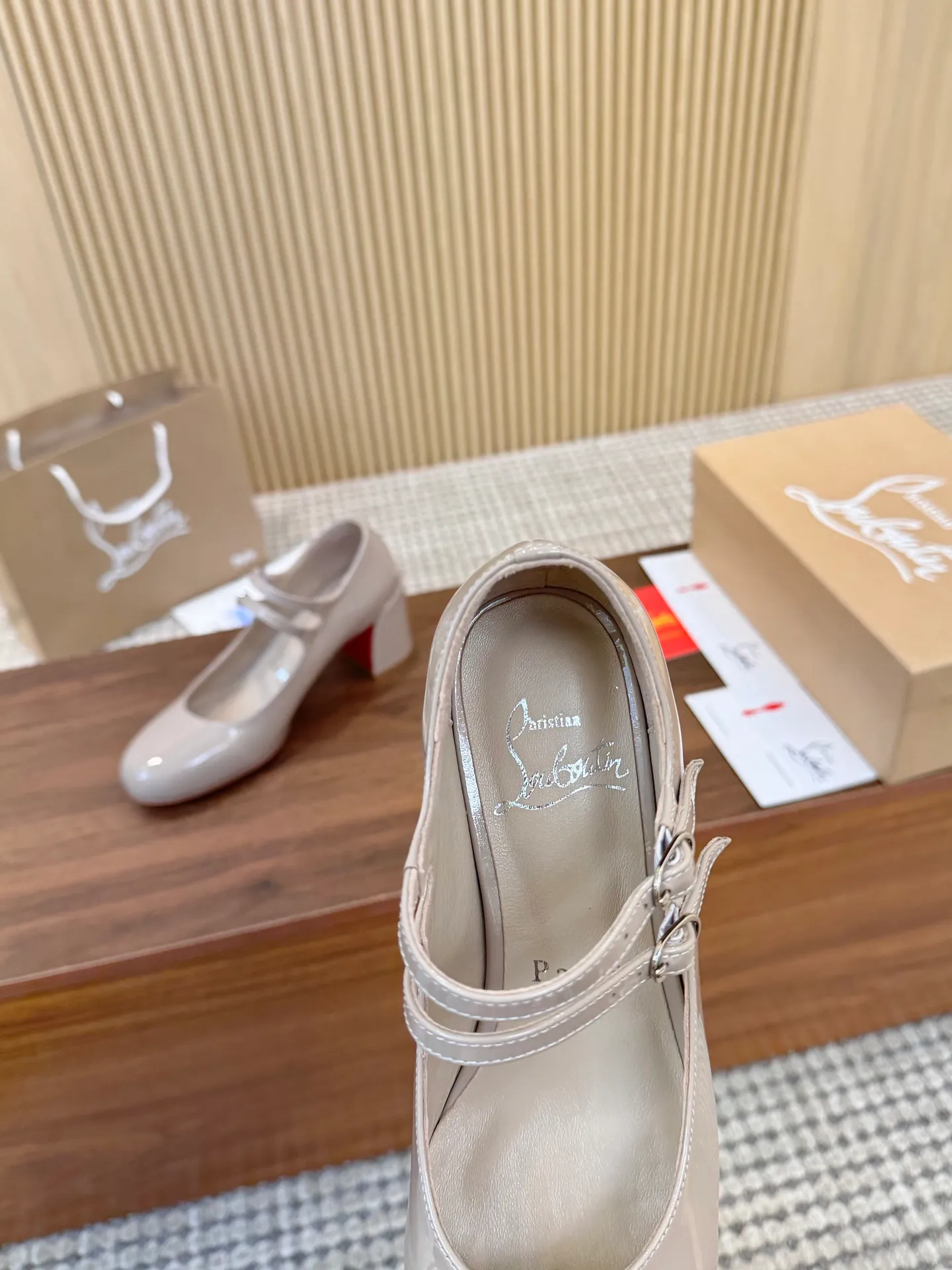 👟👟Ex-factory price 480👟👟 Genuine leather sole +40 Year-round shipment💝Christian Louboutin CL👠 "Patent Leather Series" Noble and luxurious, real blingbling👟👟 Real materials, all customized by the pattern maker, and the materials are made of original customized materials to achieve the taste of the original 6 color options💍Upper: Imported👉cow patent leather💪 Lining: Sheepskin foot pad/lining Code number: 34-40.41.42 Heel height: 6.5cm Genuine leather sole Rubber sole